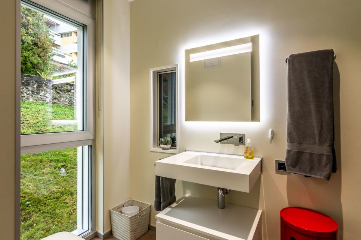 Modernes Badezimmer mit großem Fenster