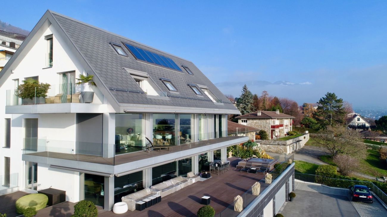 Moderne Villa mit Dachterrassen und Bergblick