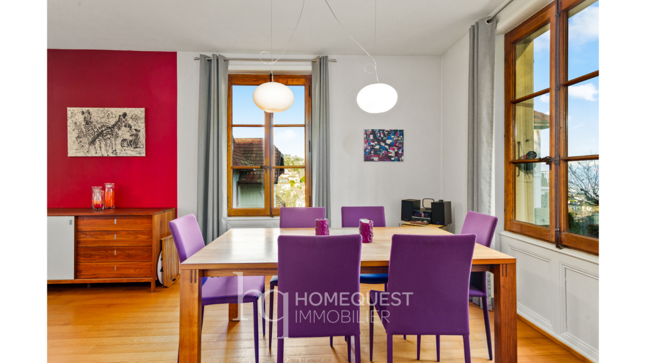 Esszimmer mit Holzfenstern und violetten Stühlen