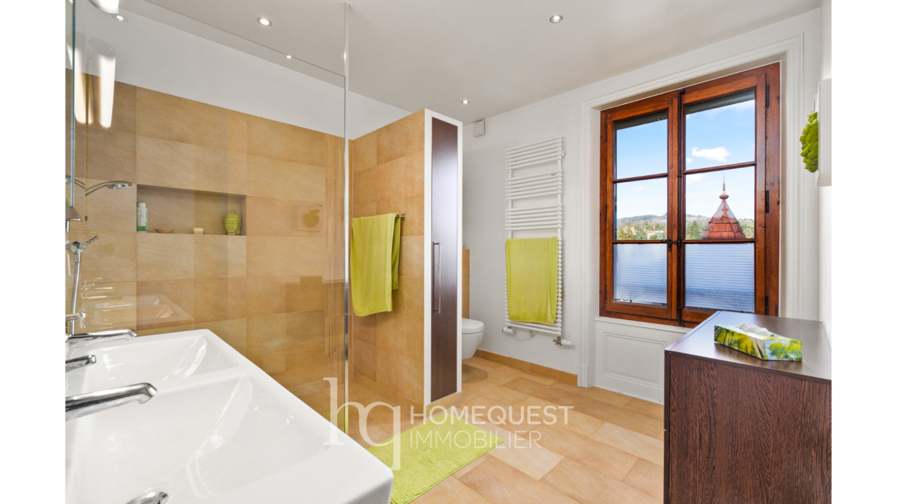 Helles Badezimmer mit Dachfensterblick