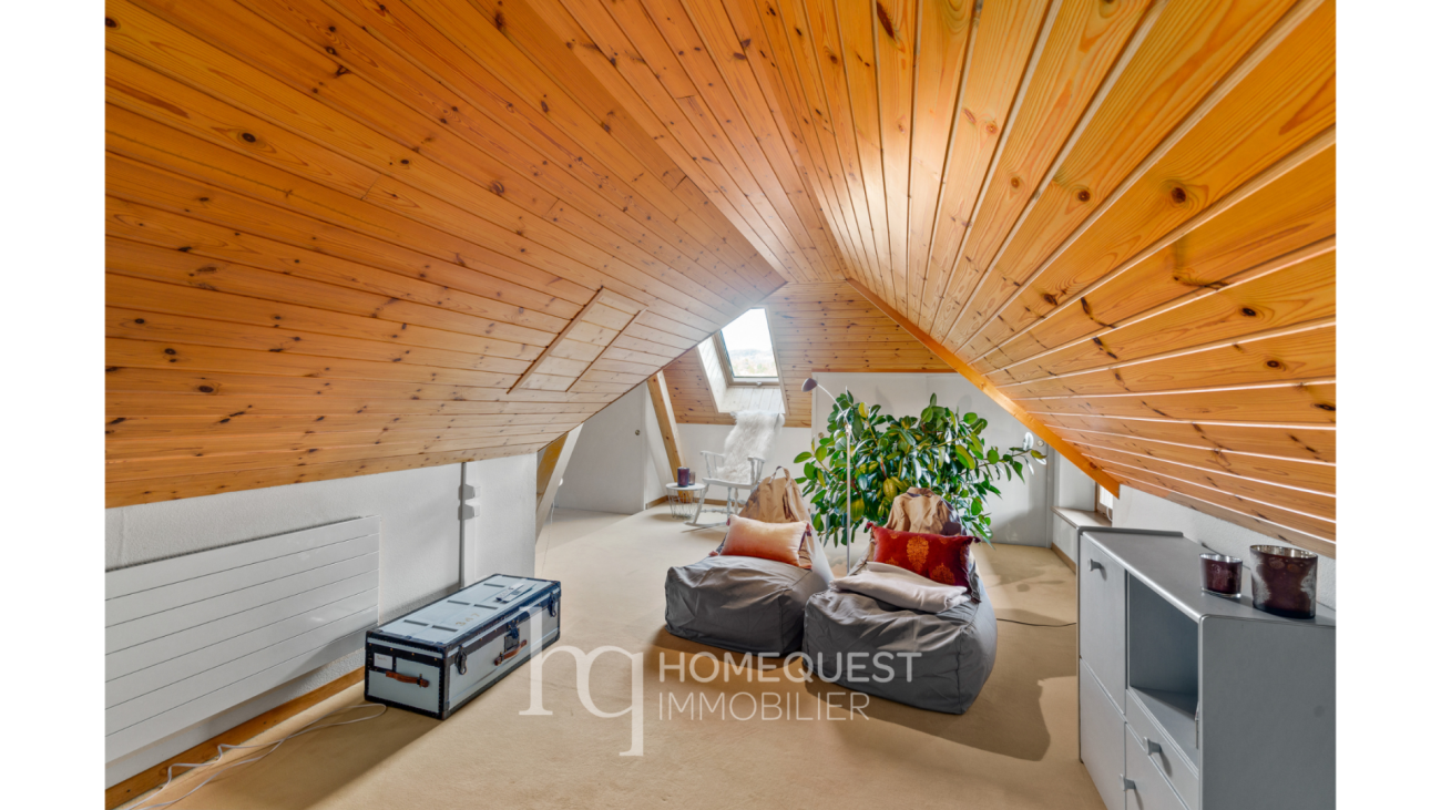 Ausgebauter Dachraum mit Holzverkleidung