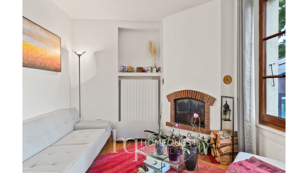 Helles Wohnzimmer mit Kamin und Fenster