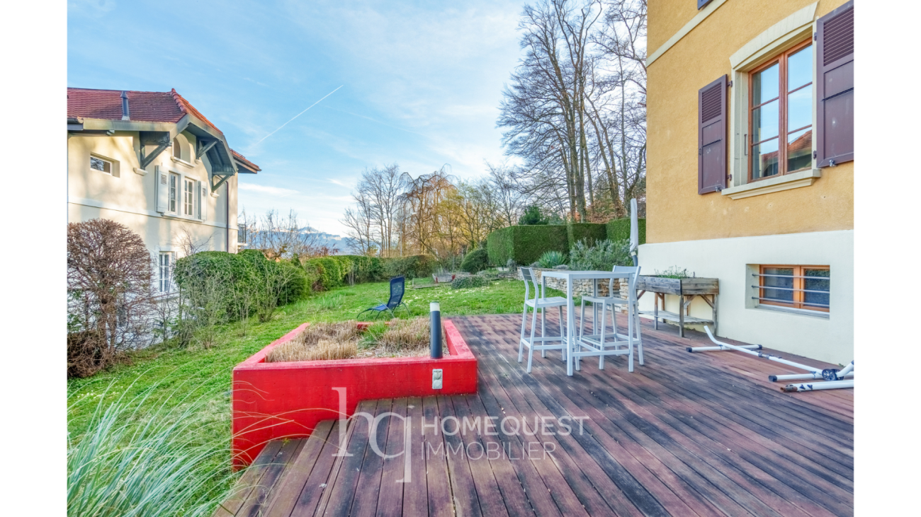 Garten mit Holzterrasse