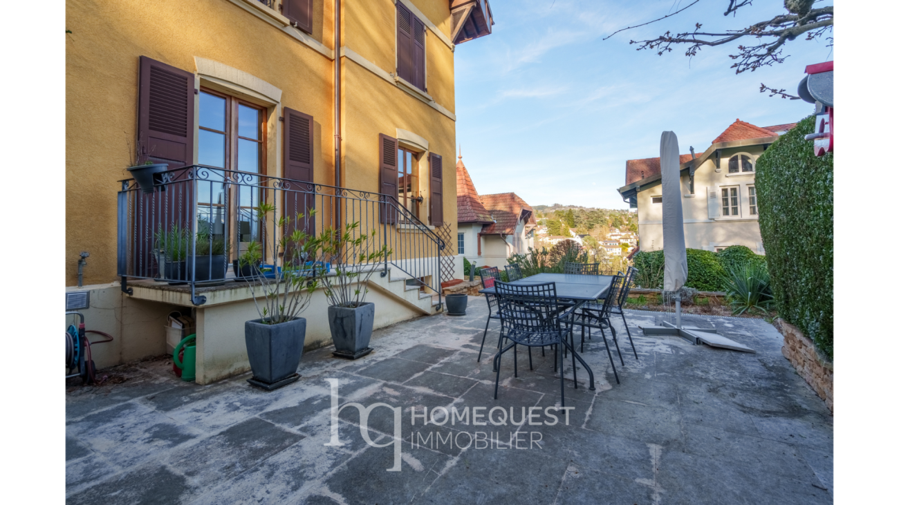 Terrasse mit historischem Gebäude und Ausblick