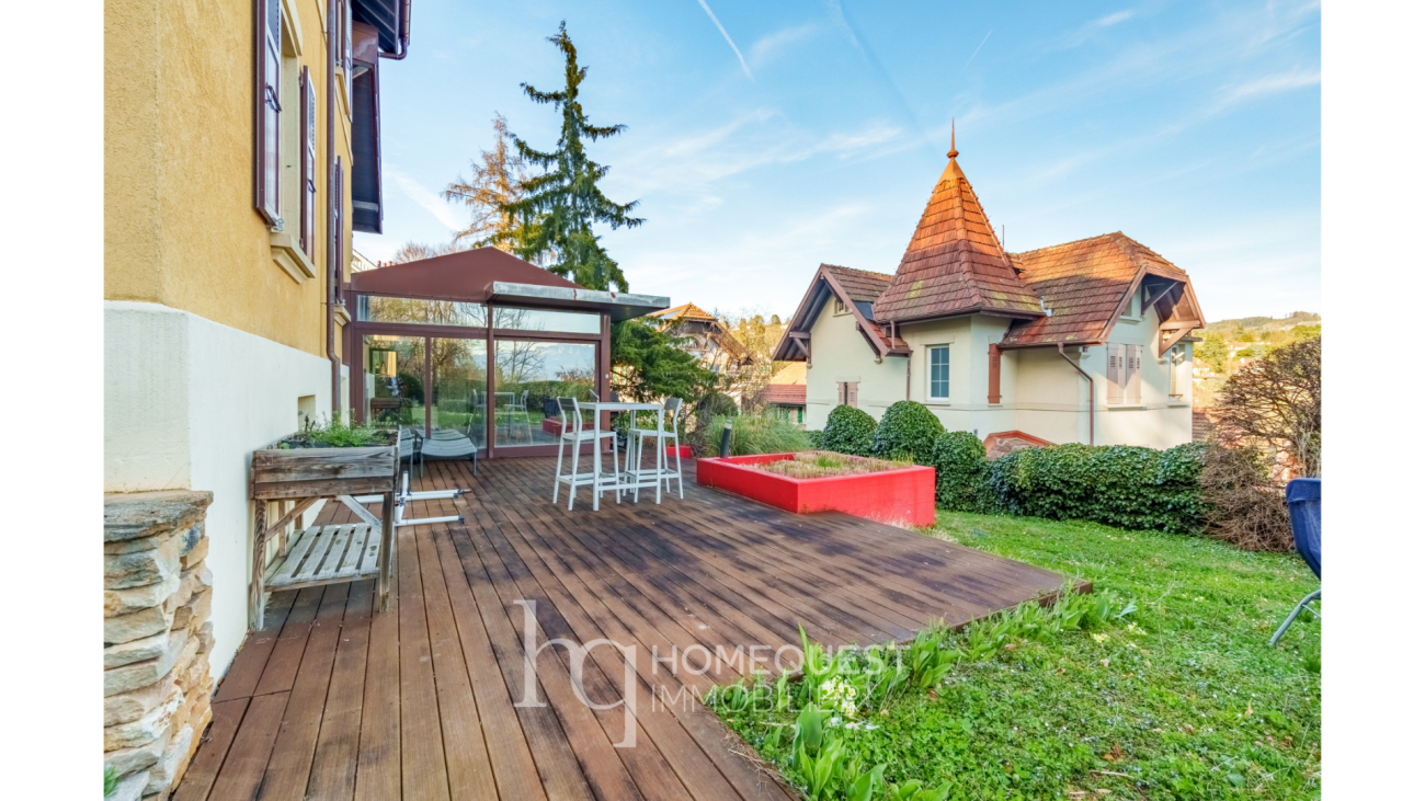Terrasse mit Holzdeck und Gartenblick