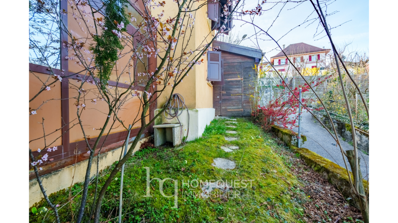 Seitlicher Gartenbereich am Haus