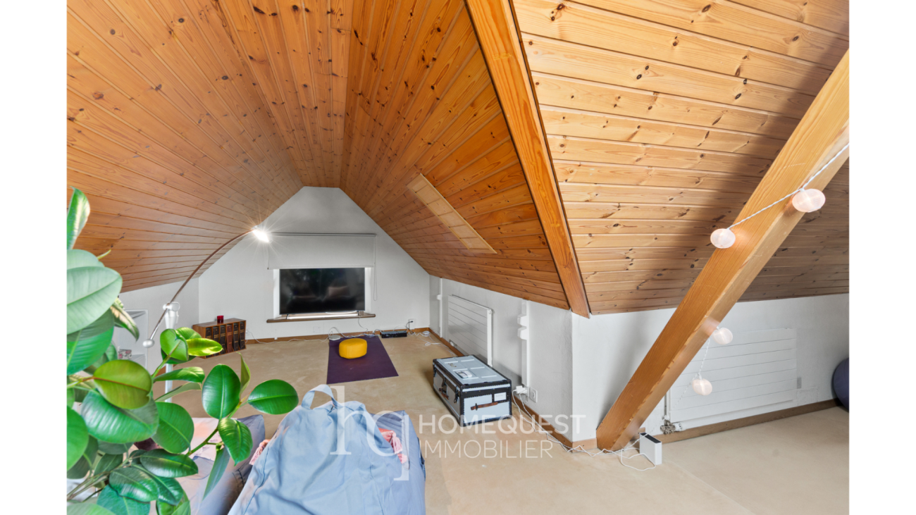Dachgeschossraum mit Holzdecke