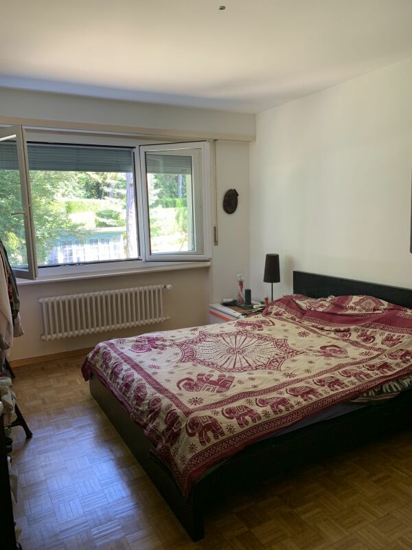 Schlafzimmer mit offenem Fenster