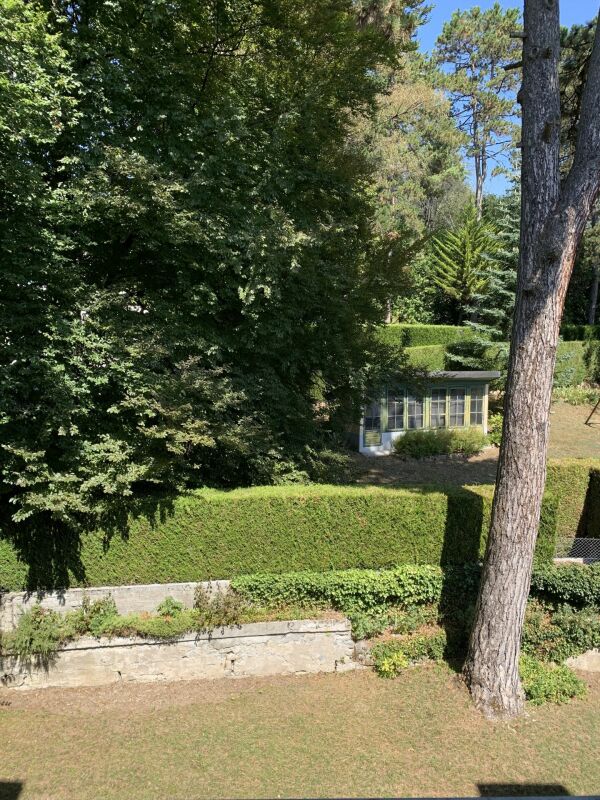 Gartenhang mit kleiner Gebäudeansicht