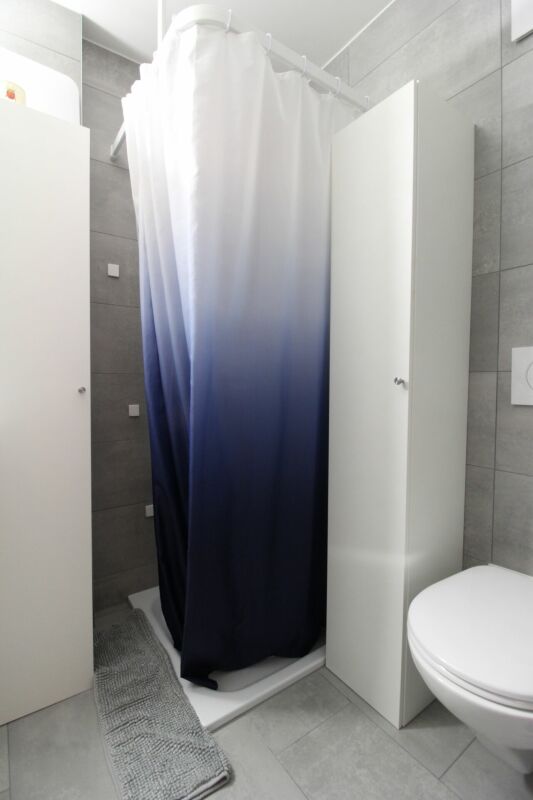 Badezimmer mit Dusche und WC