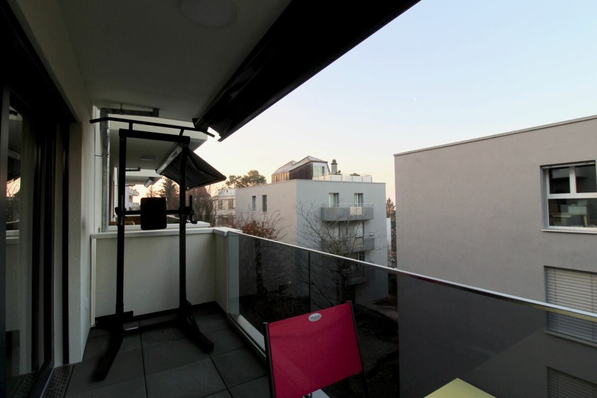 Balkon mit Ausblick auf Nachbargebäude