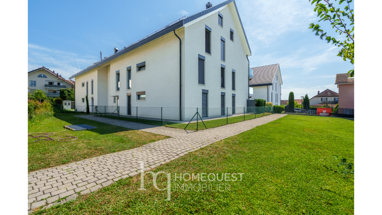 Modernes Mehrfamilienhaus mit Garten