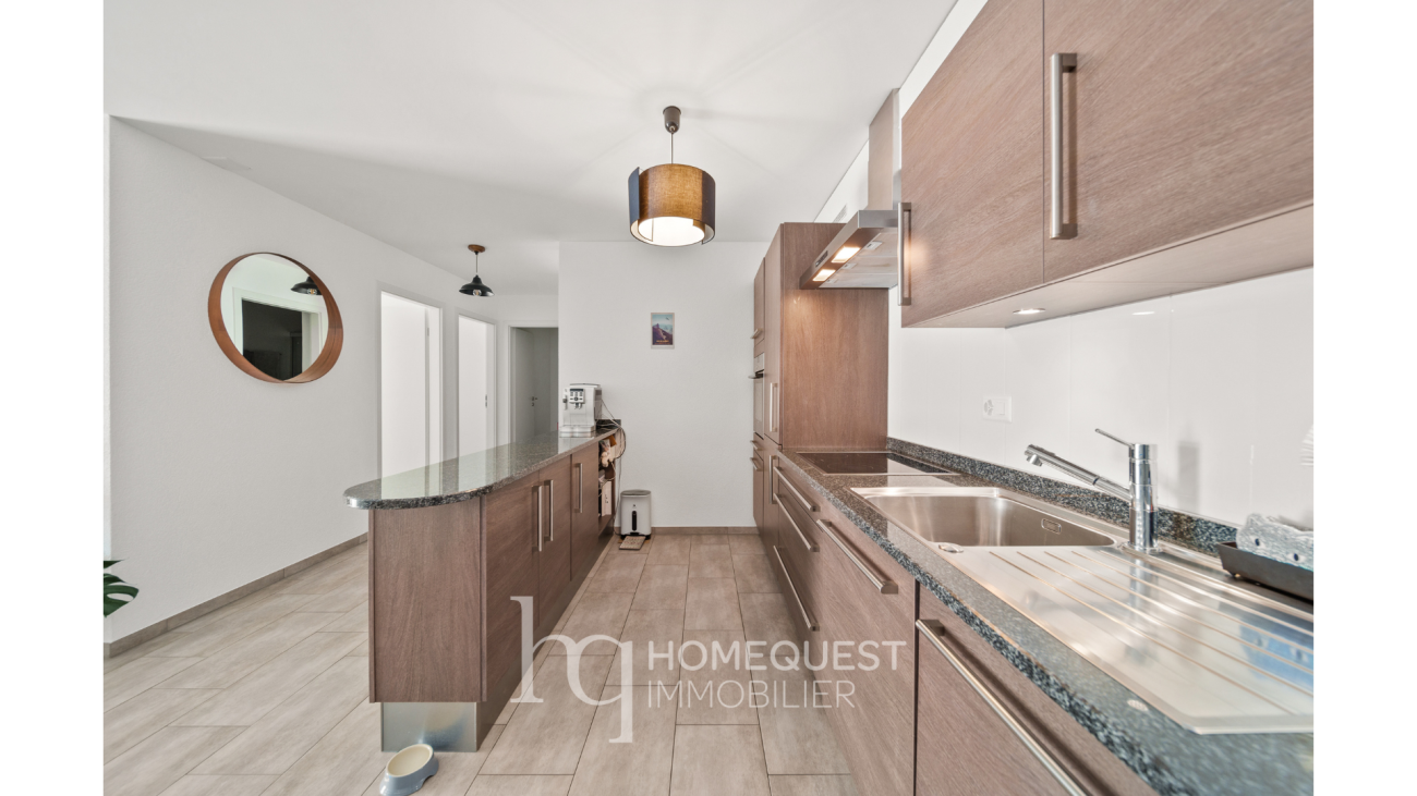 Moderne Küche mit Holzfronten und Kochinsel