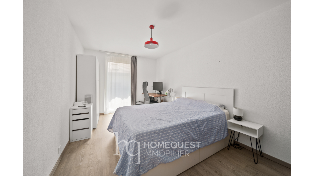 Helles Schlafzimmer mit Doppelbett