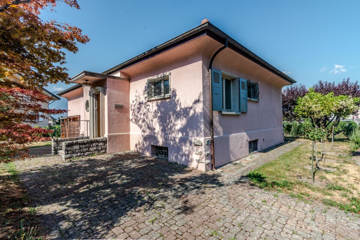 Rosafarbenes Einfamilienhaus mit Garten