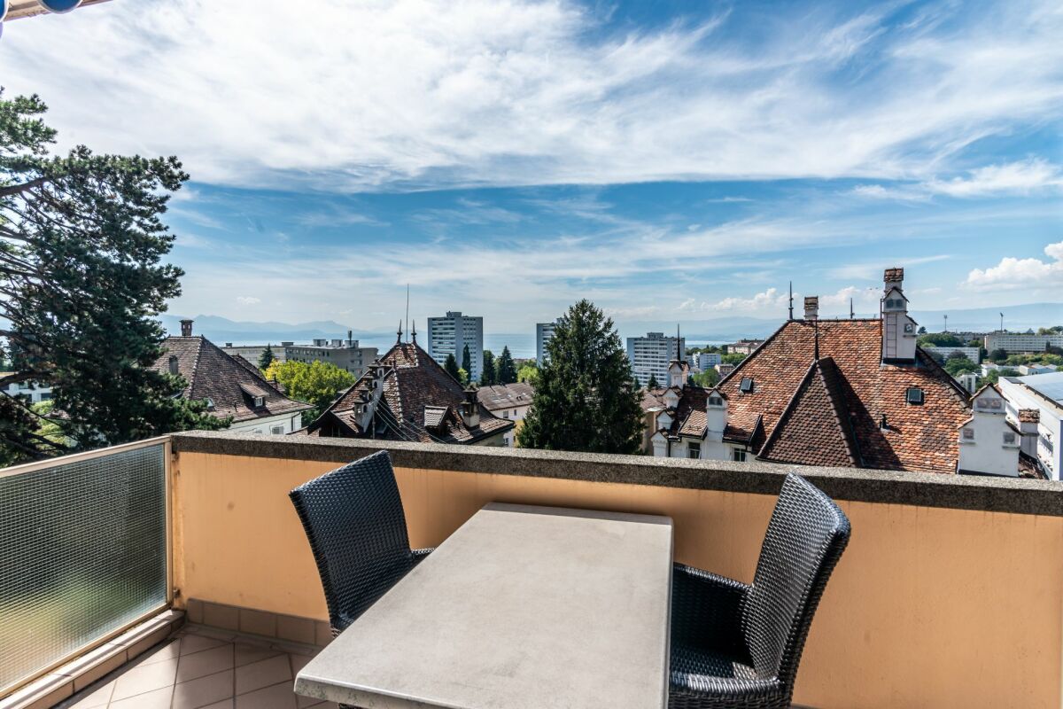 Balkon mit Stadt- und Seeblick