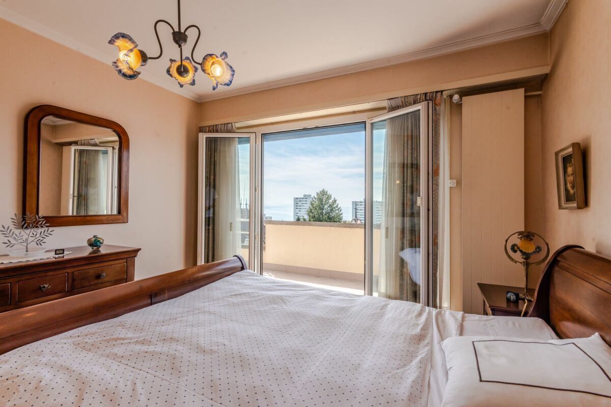 Schlafzimmer mit Balkonblick
