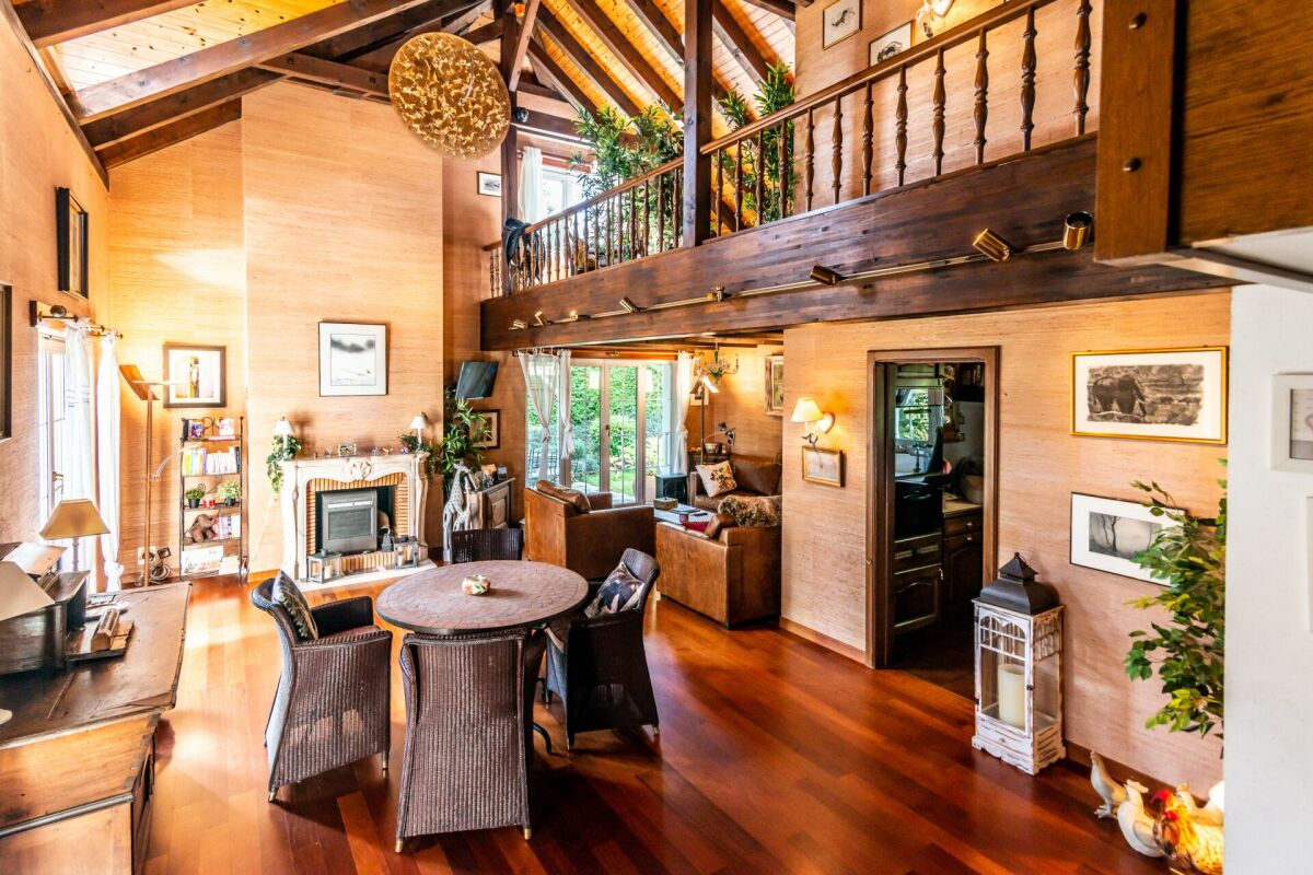 Wohnzimmer mit Galerie und rustikalem Holzinterieur