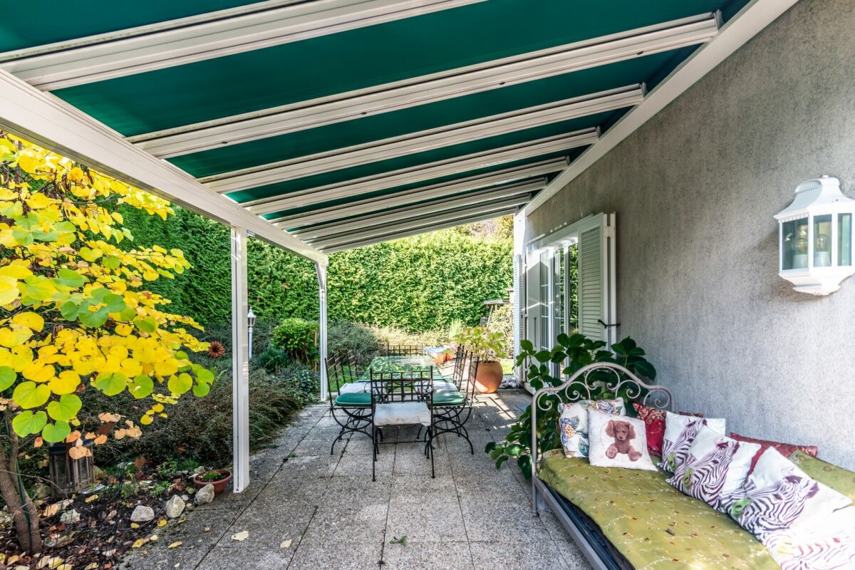 Überdachte Garten-Terrasse mit Sitzbereich