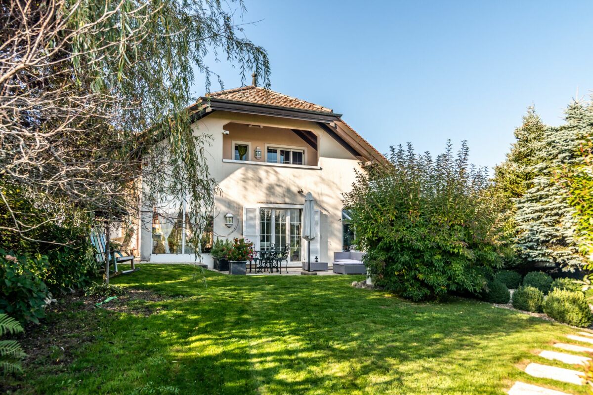 Gartenansicht eines freistehenden Hauses