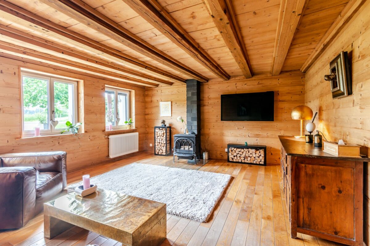 Gemütliches Holz-Wohnzimmer mit Kamin