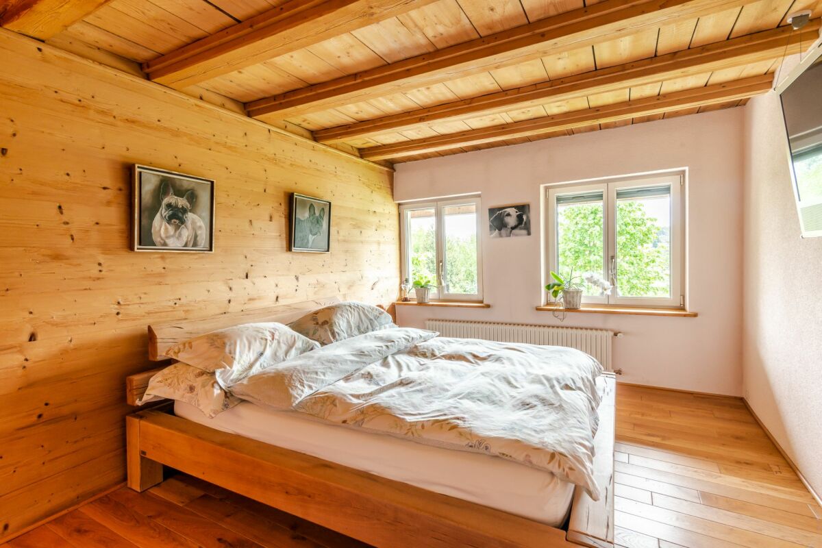 Gemütliches Schlafzimmer mit Holzverkleidung