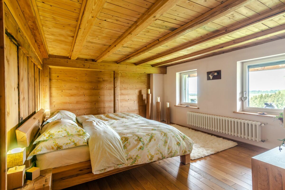 Gemütliches Schlafzimmer im Holzstil