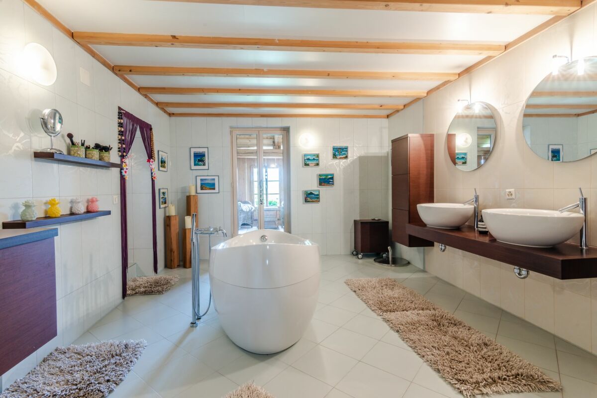 Modernes Badezimmer mit freistehender Wanne und Doppelwaschtisch