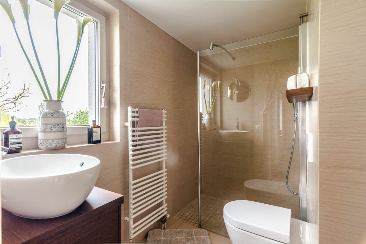 Modernes Badezimmer mit Dusche und Naturholzoptik