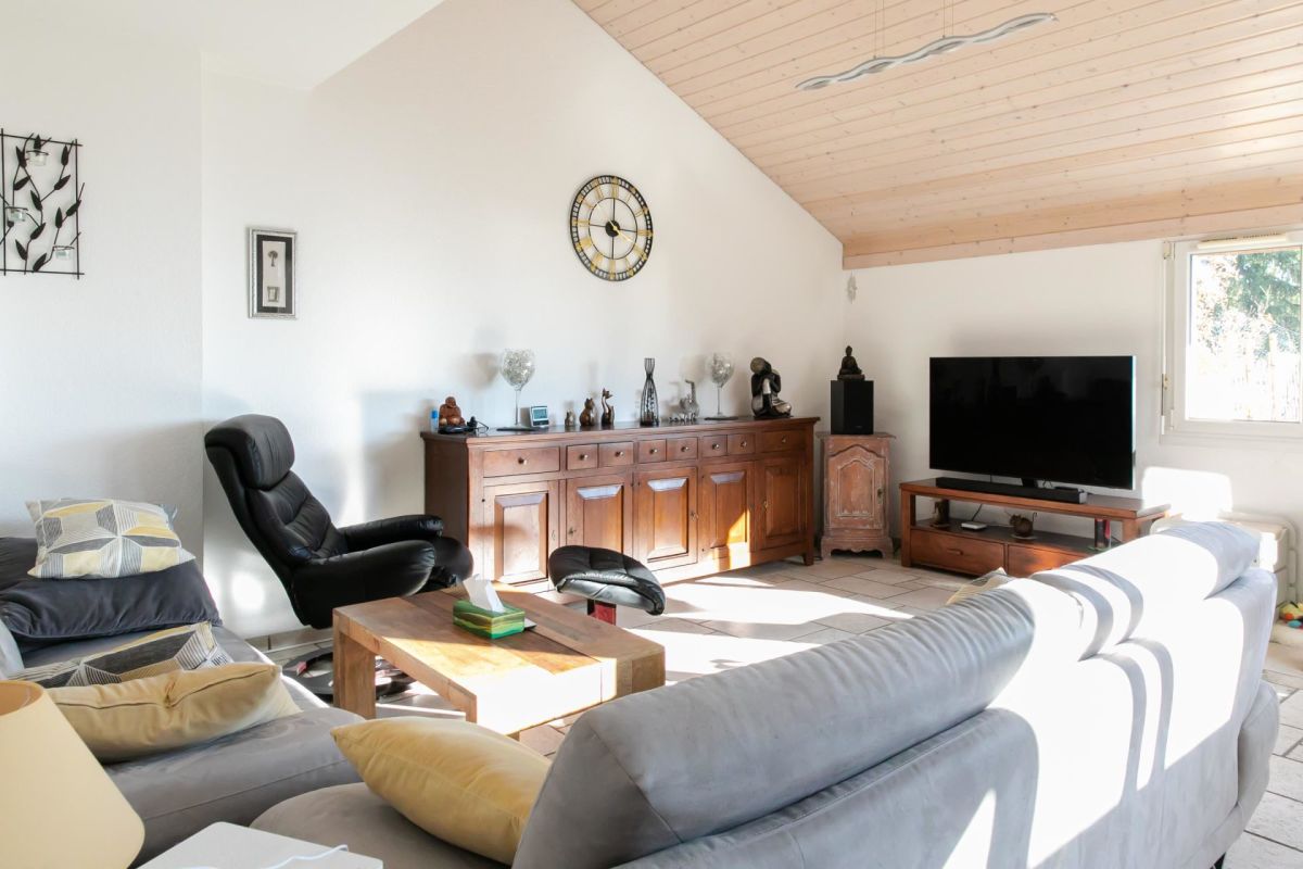 Helles Wohnzimmer mit Holzdecke