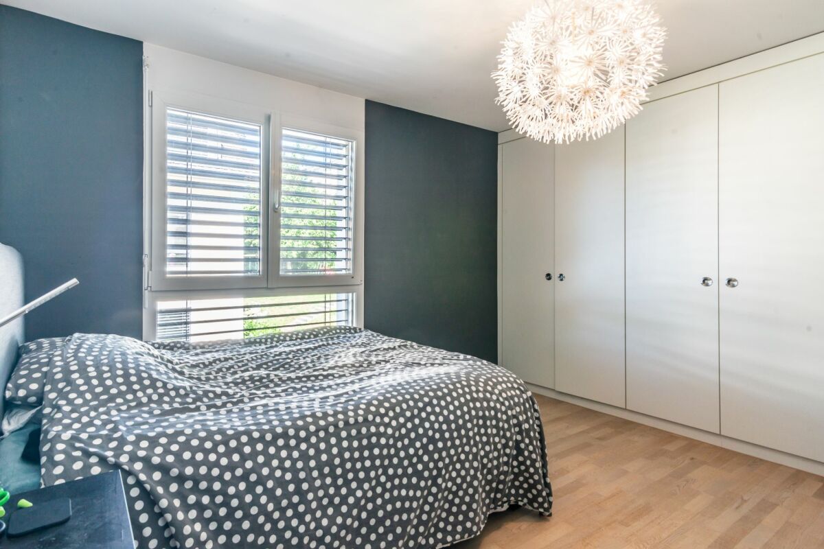Modernes Schlafzimmer mit Einbauschrank