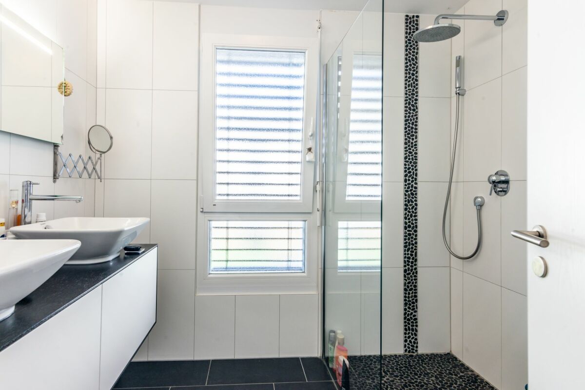 Modernes Badezimmer mit Doppelwaschtisch und Dusche