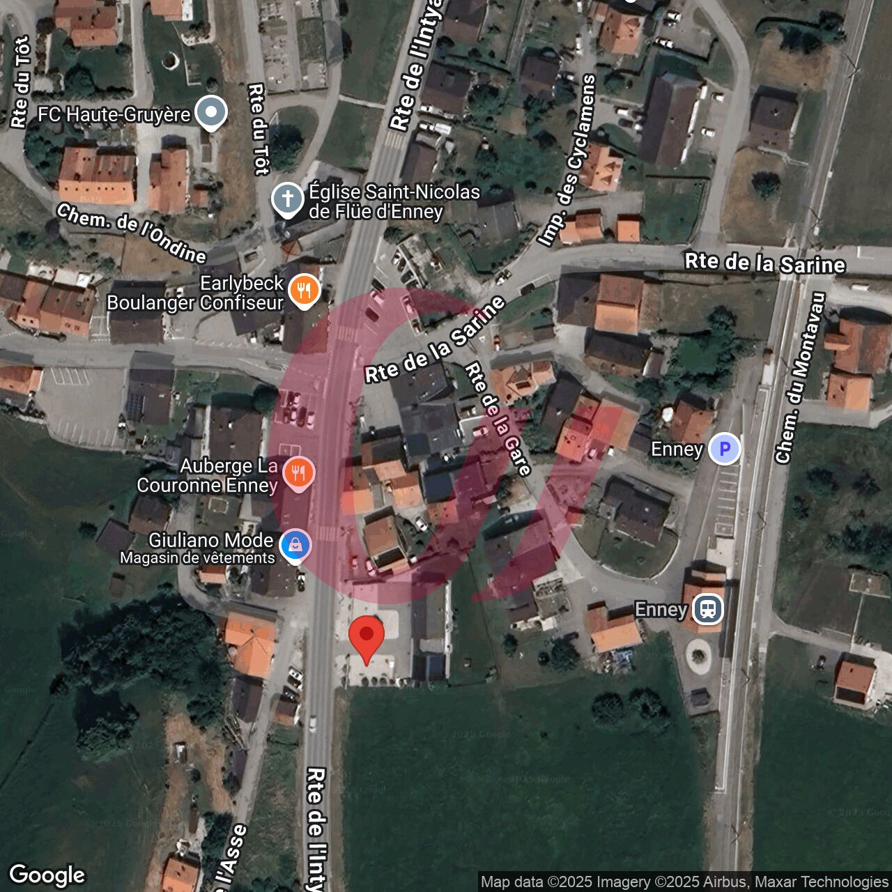 Luftbild eines Dorfkerns mit Straßen und Gebäuden