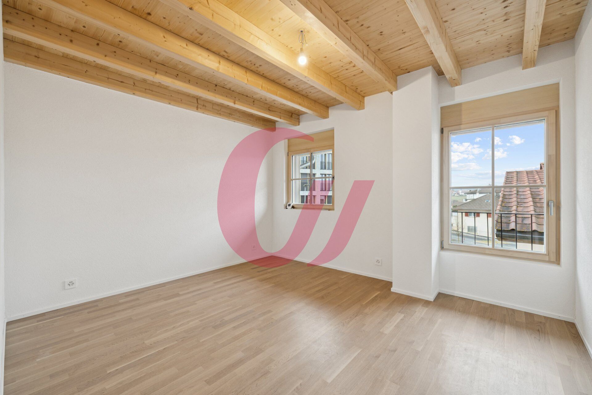Helles Zimmer mit Holzbalkendecke