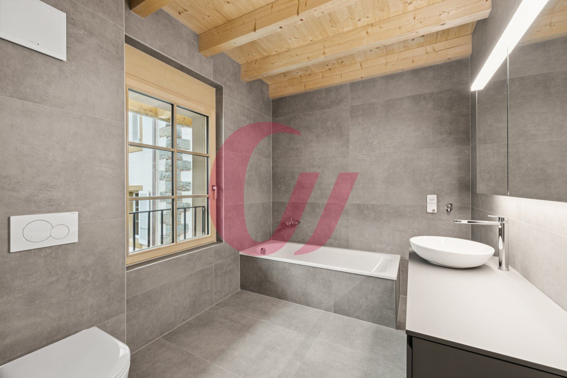 Modernes Bad mit Naturholzdecke