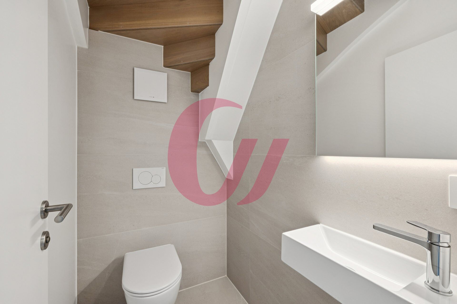 Modernes Gäste-WC mit Treppe