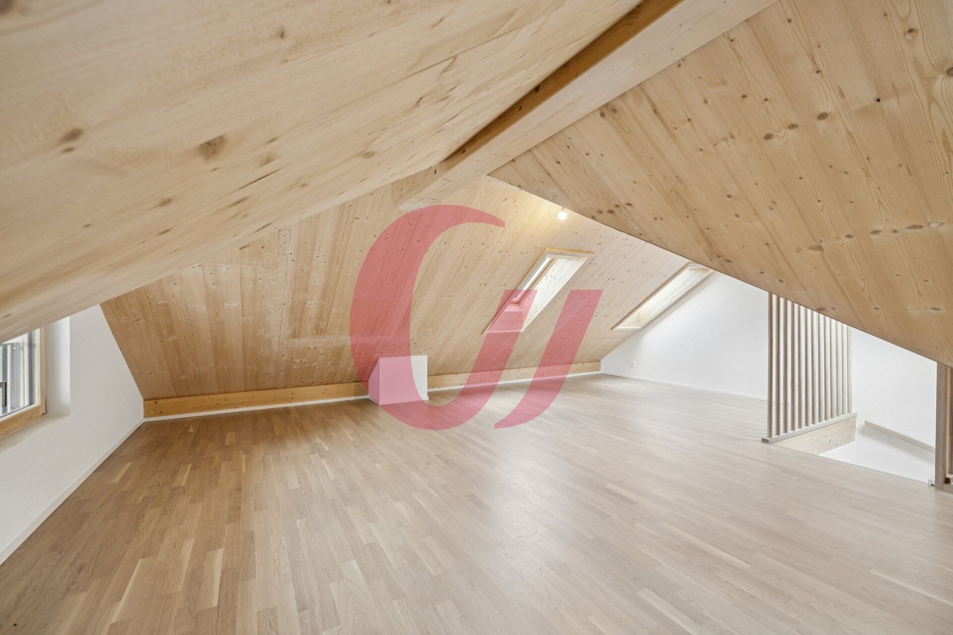 Ausgebauter Dachraum mit Holzverkleidung