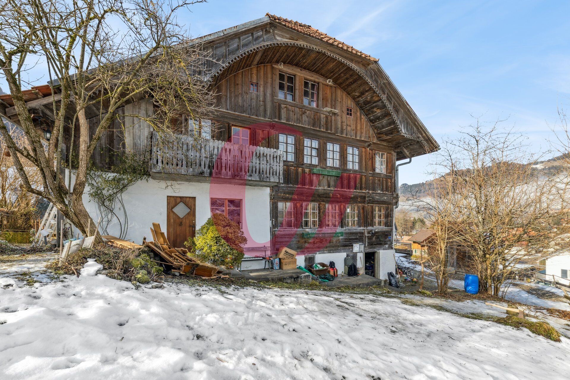 Rustikales Chalet mit Schneelandschaft