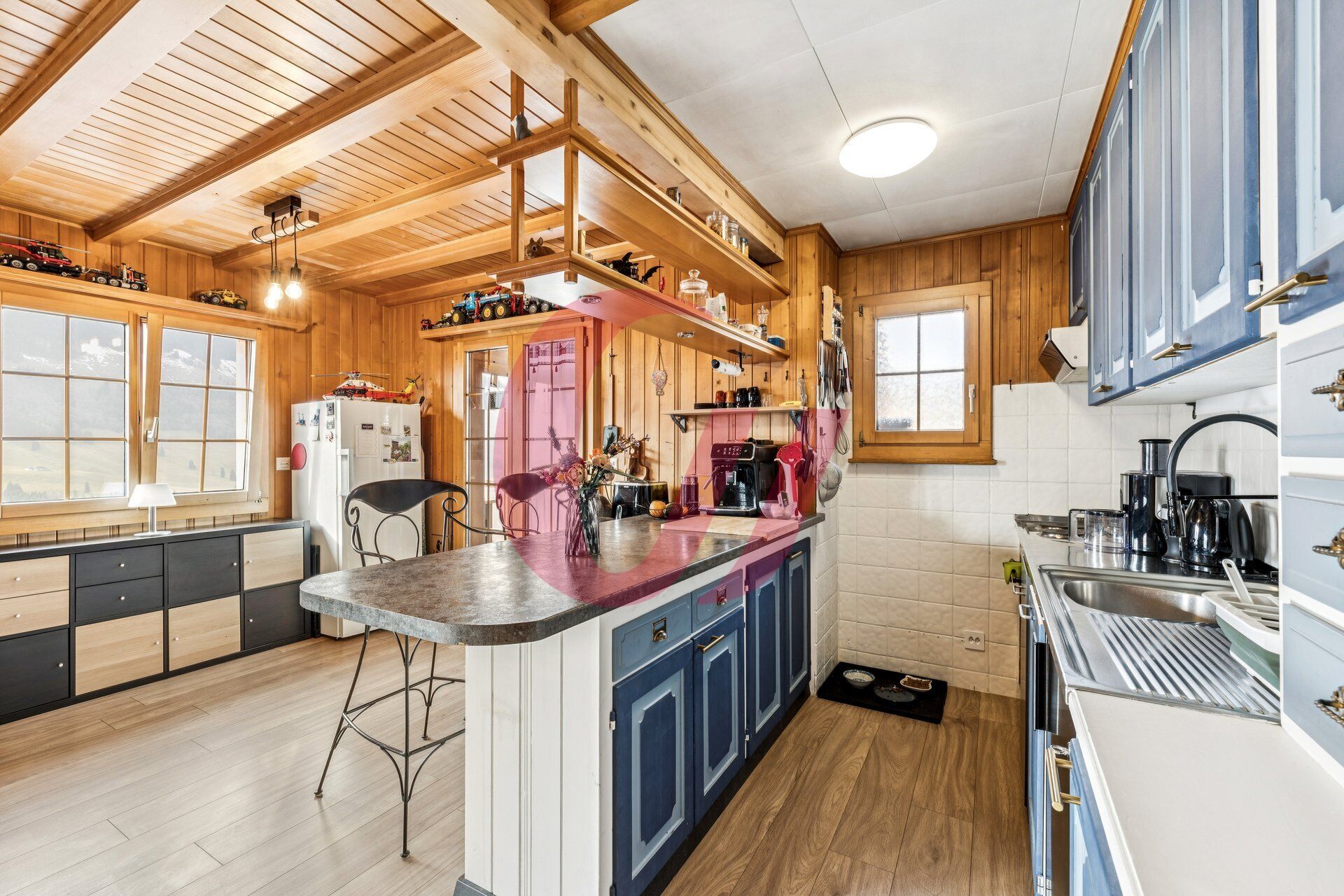 Landhausküche mit Holzvertäfelung