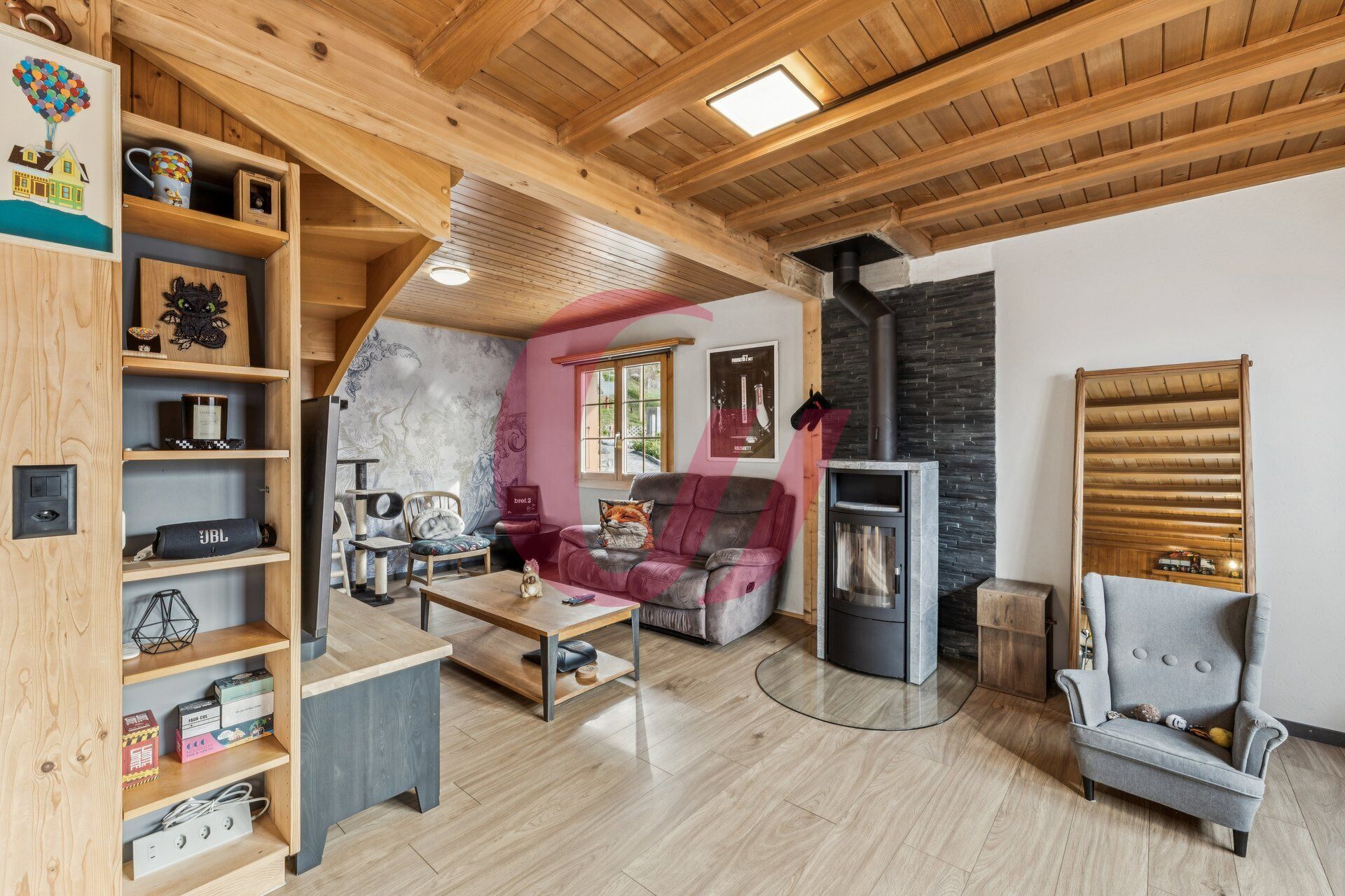 Gemütliches Wohnzimmer mit Holzofen