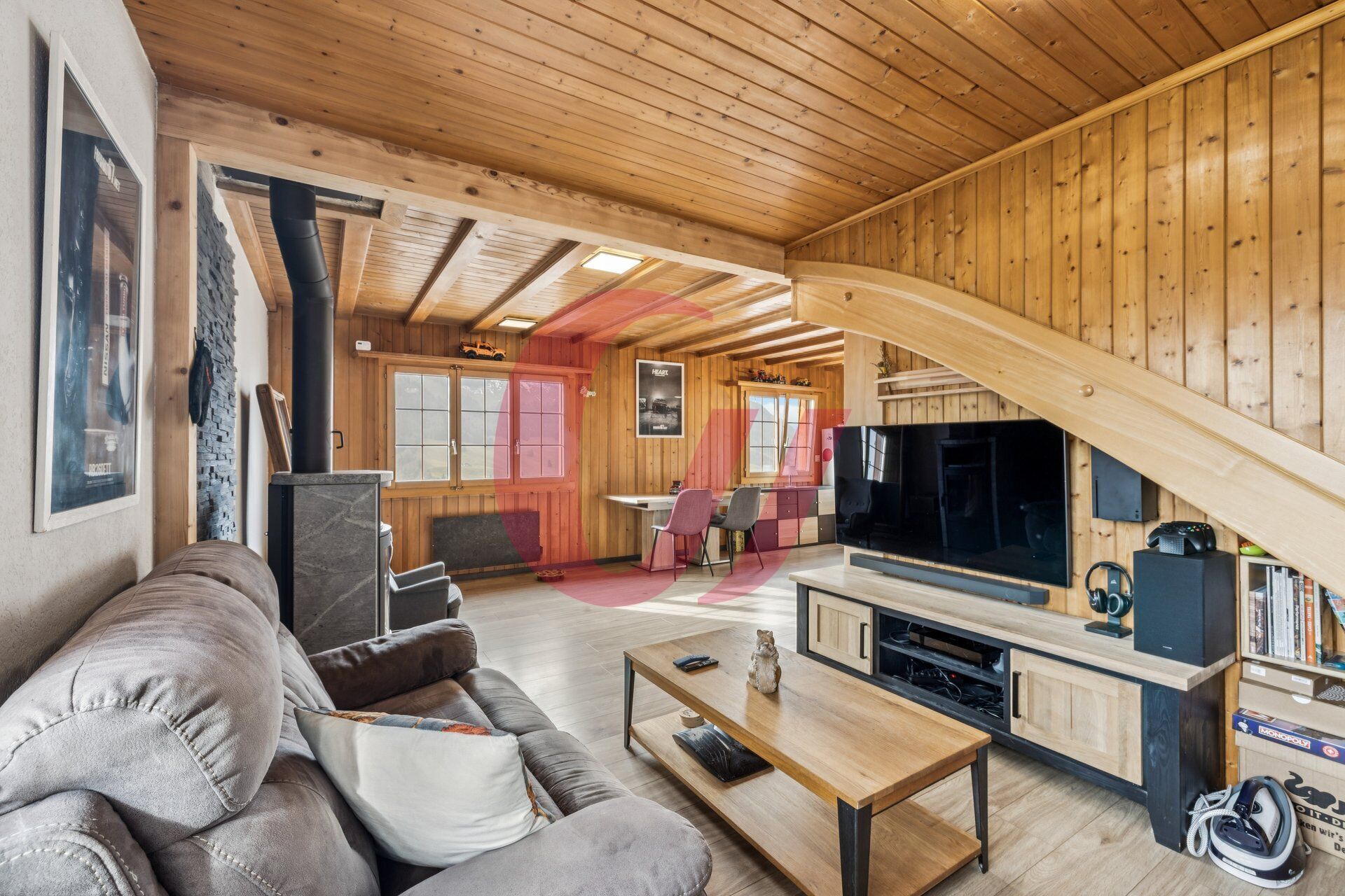 Gemütliches Holz-Wohnzimmer mit Ofen