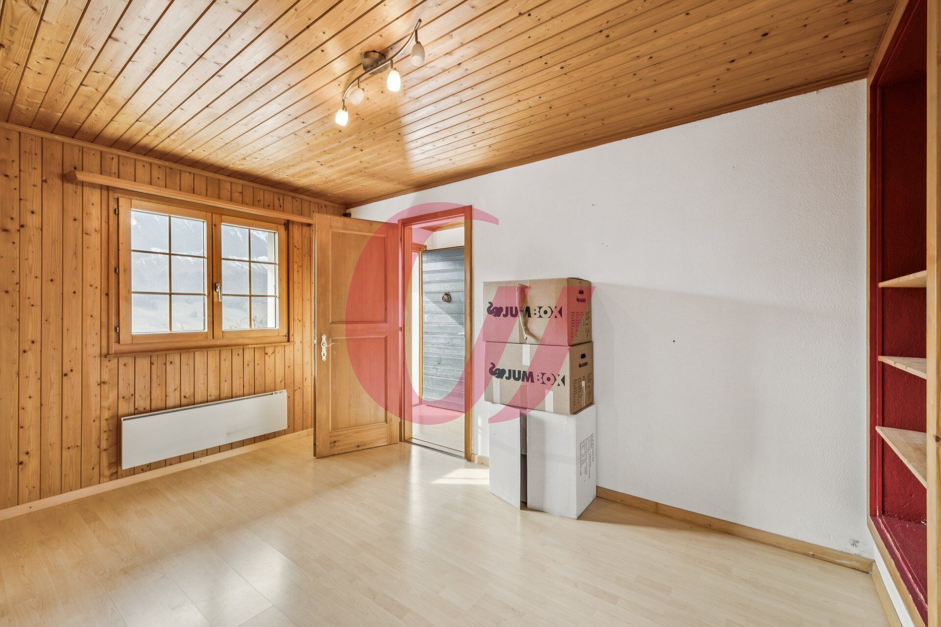 Heller, leerer Raum mit Holzverkleidung