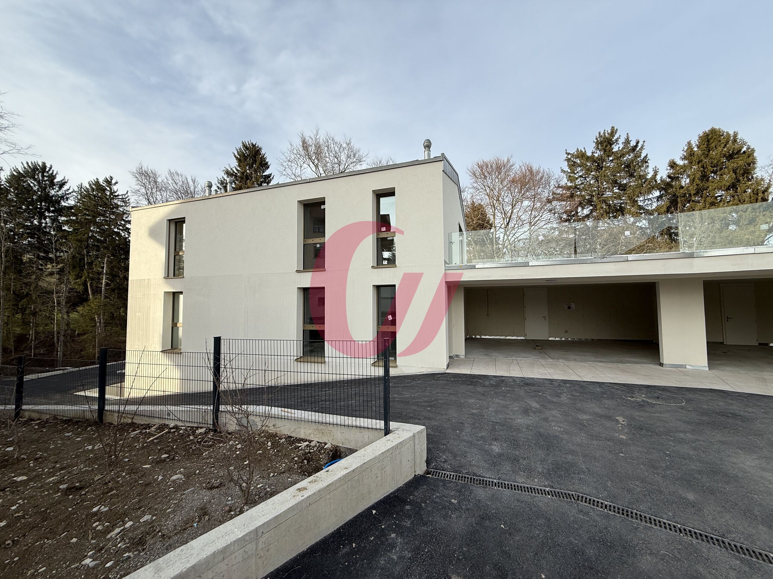 Modernes Einfamilienhaus mit Carport und Glasgeländer