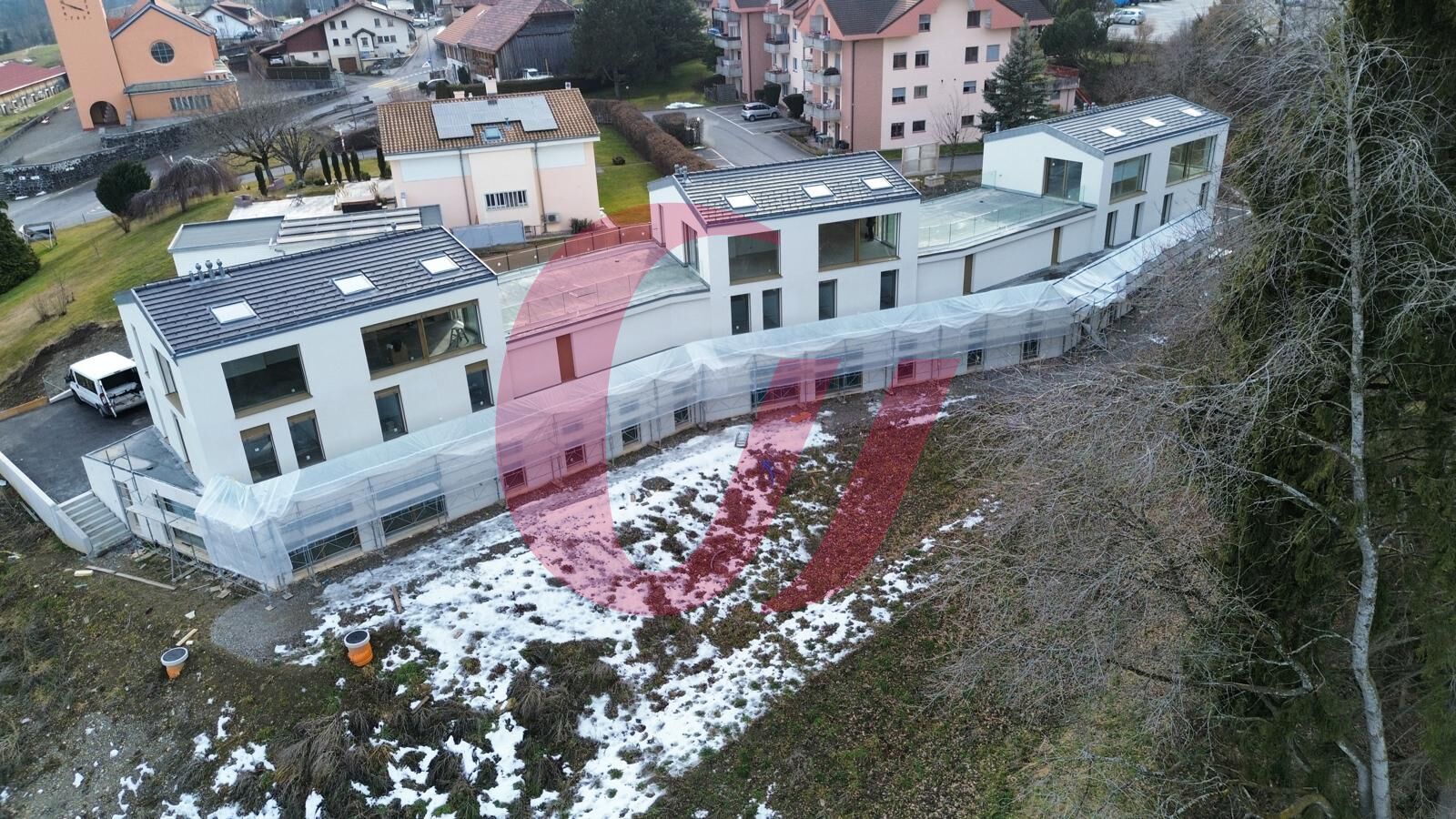 Luftaufnahme eines modernen Mehrfamilienhauses im Bau