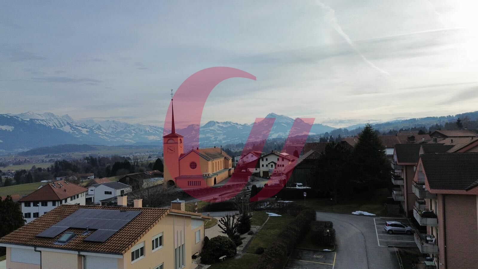 Bergdorf mit Kirche und Alpenblick