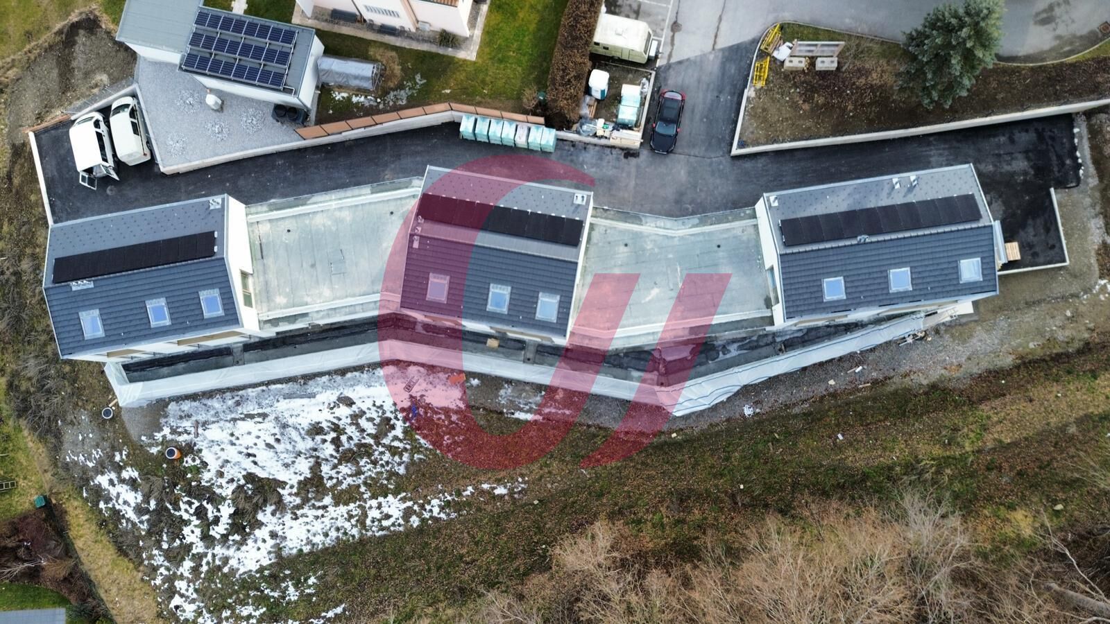 Luftaufnahme von drei modernen Wohngebäuden mit Flachdächern