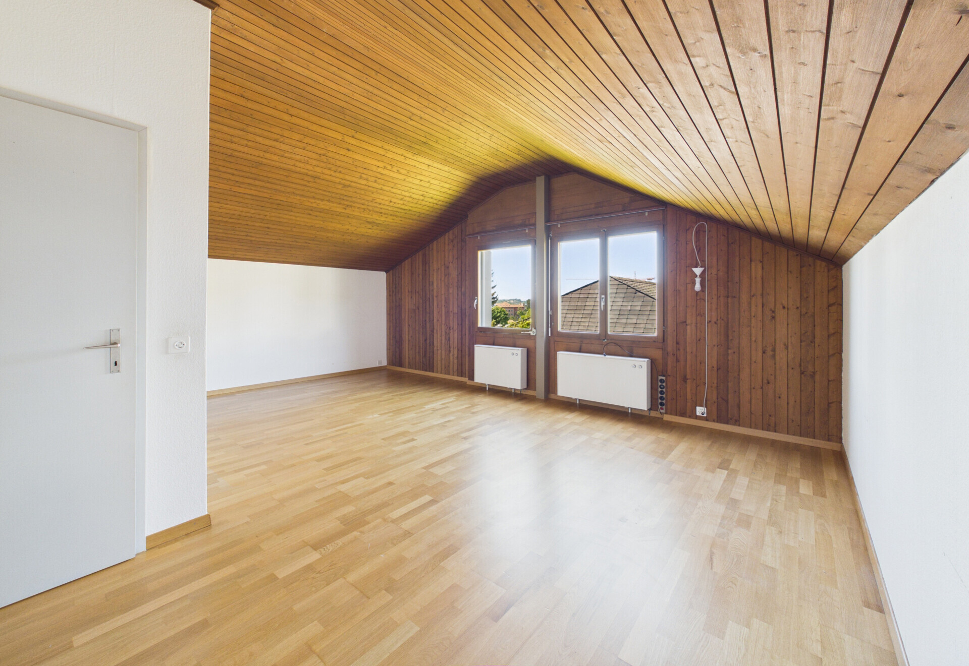 Heller leerer Dachraum mit Holzdecke