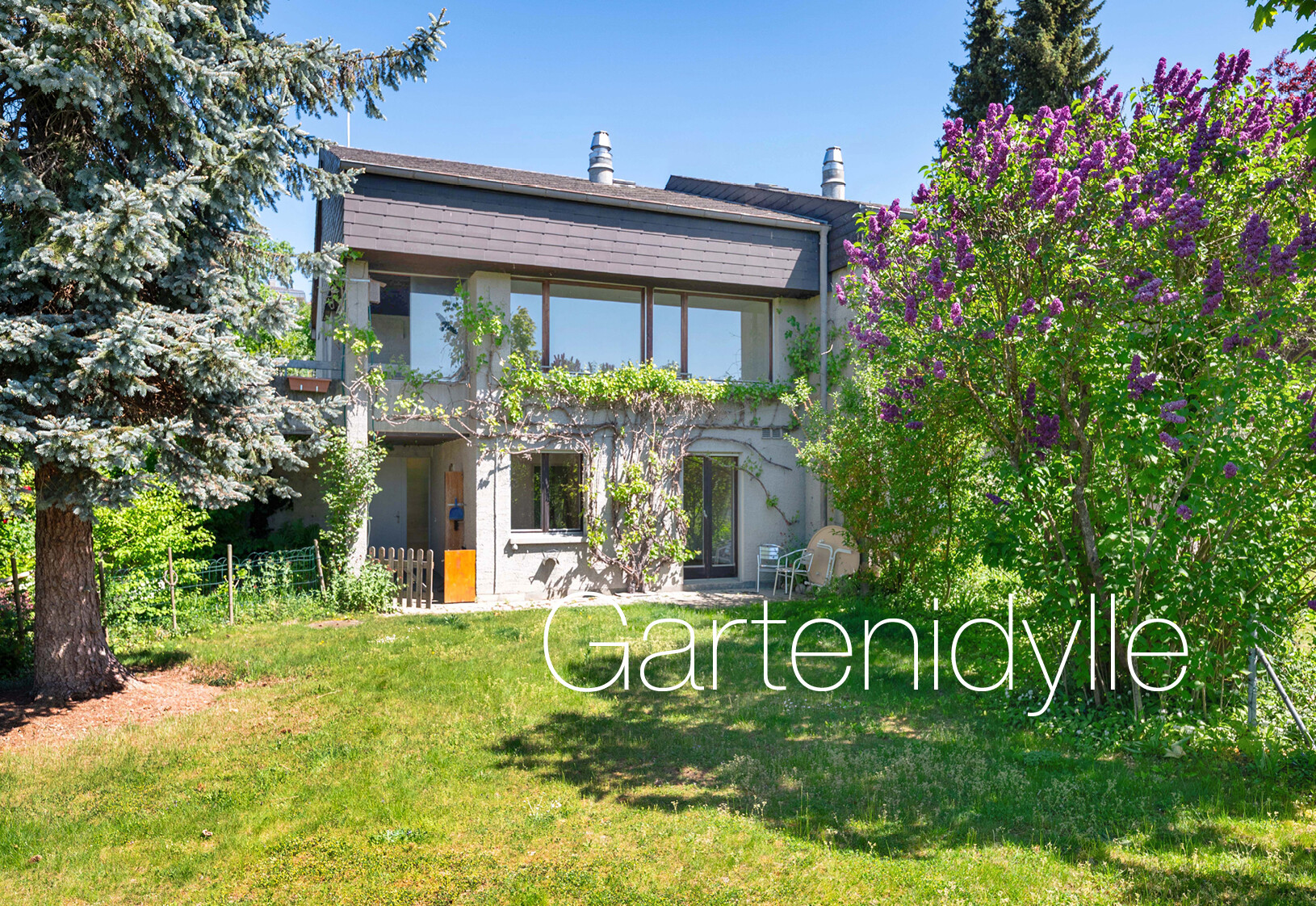 Gartenansicht eines zweigeschossigen Hauses
