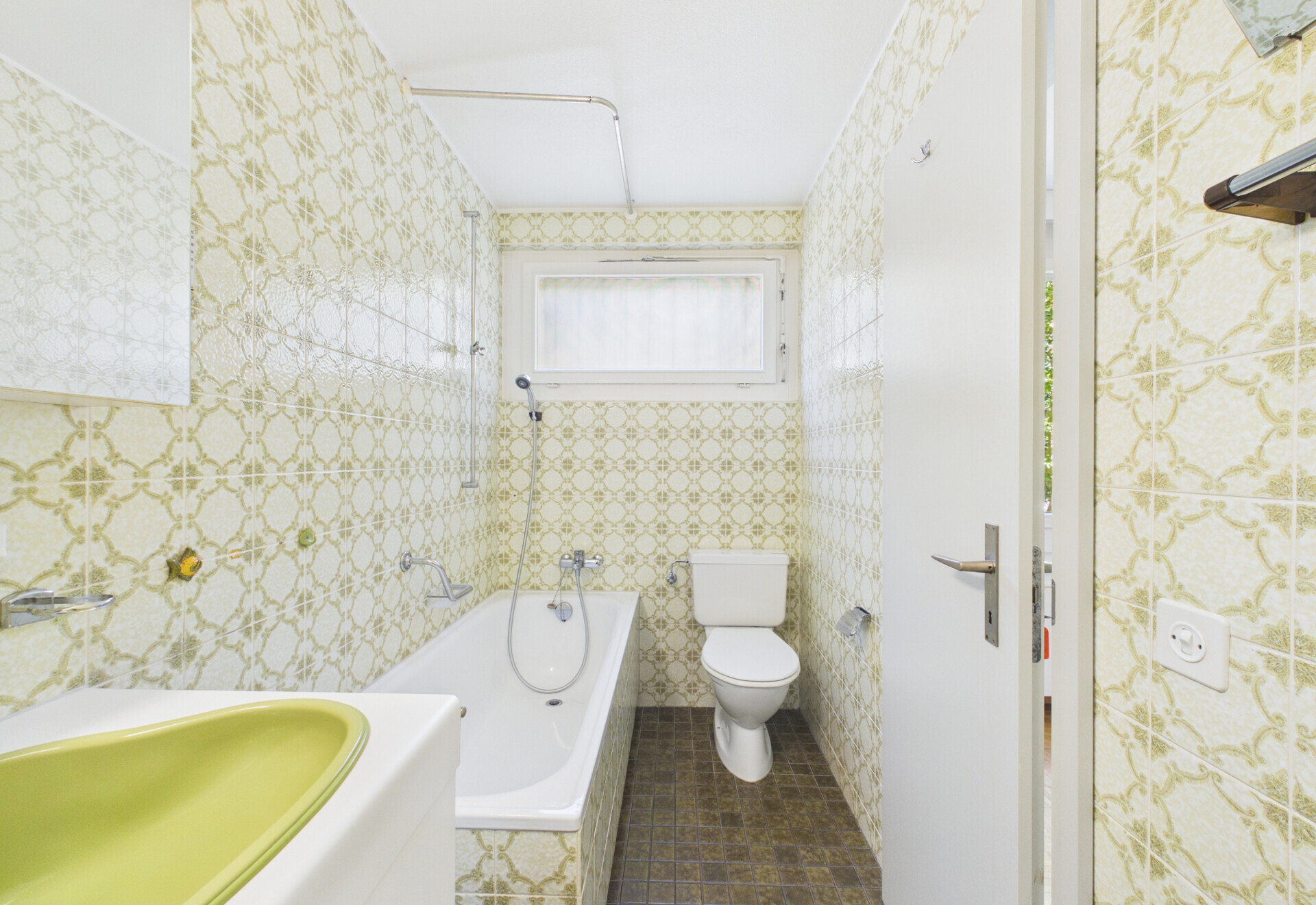 Badezimmer mit Badewanne und WC