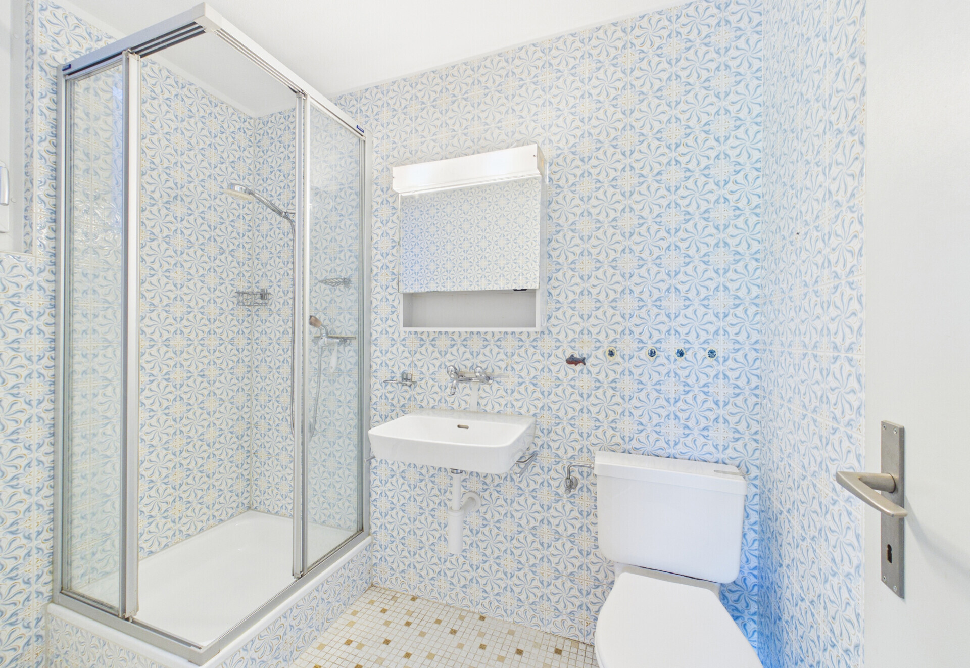 Badezimmer mit Duschkabine und WC